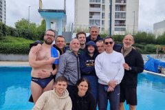 Compétiteurs à Laval 2024 autour de nos coachs et juges Jacques Jouan et Daniel Caous